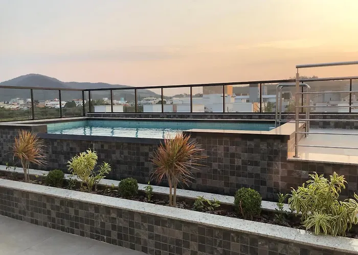 Studio nos Ingleses com piscina a 700m da praia